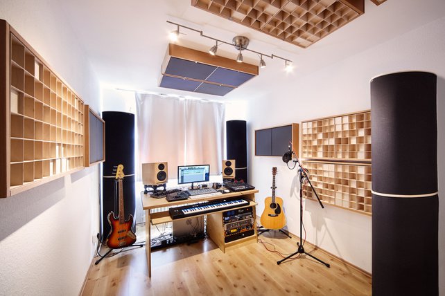 Blick ins audiacc-Tonstudio. Zu sehen sind verschiedene Akustik-Module wie z. B. Basstraps, Diffusoren und Absorber. Außerdem die Studio-Technik.