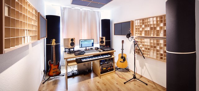 Blick ins audiacc-Studio. Zu sehen sind verschiedene Akustik-Module und die Studio-Technik. Blick ins audiacc-Studio. Zu sehen sind verschiedene Akustik-Module und die Studio-Technik.